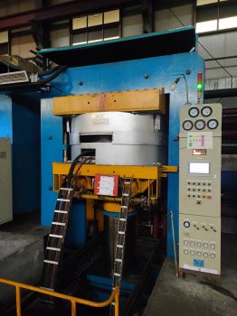 800噸下模移出式工程胎硫化機(jī)